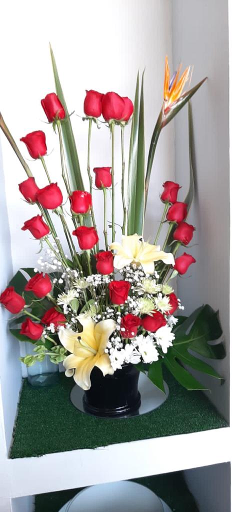 Arreglo A42 de 24 rosas rojas con concador y ave de paraiso.
$1300