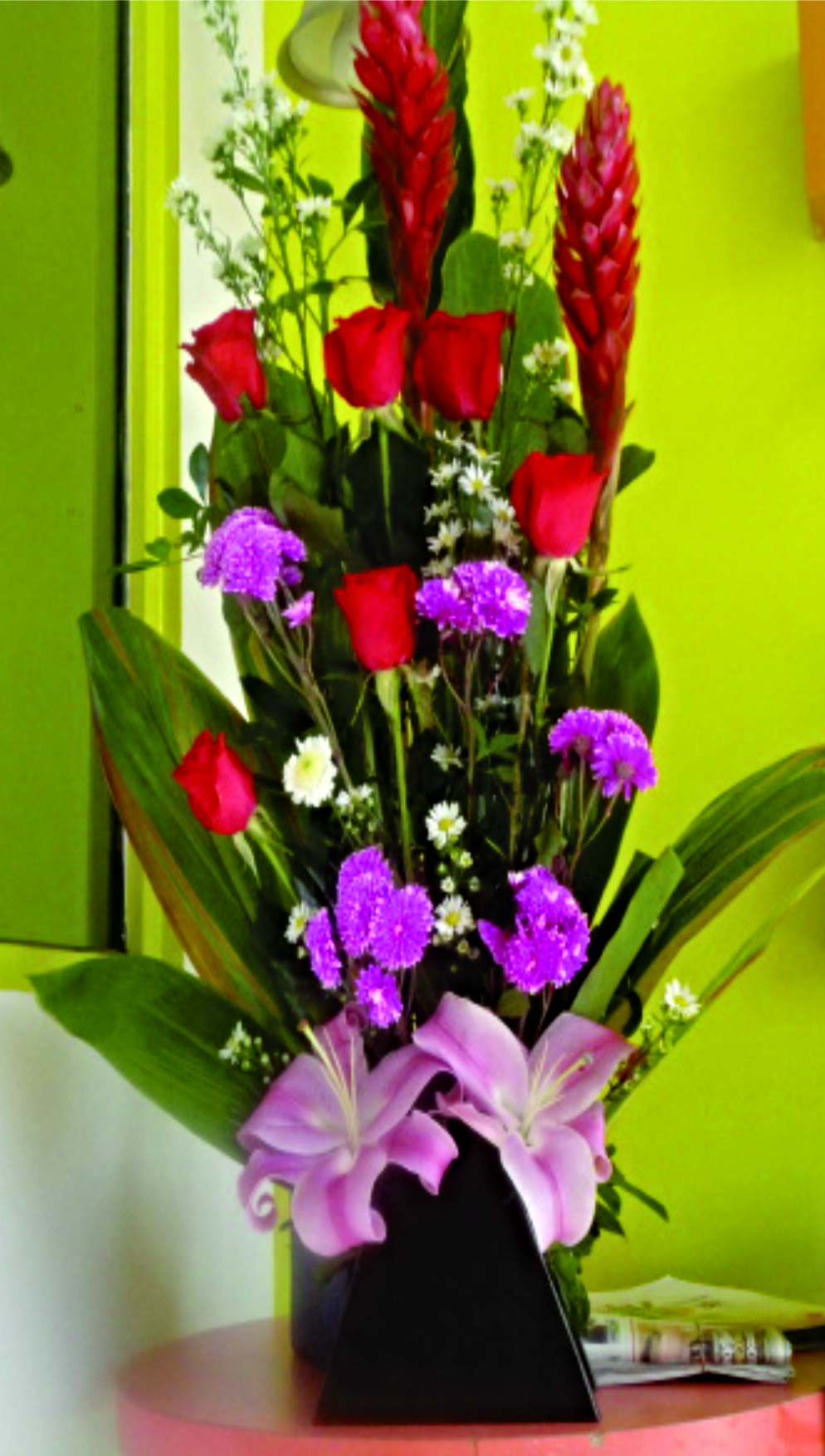 Arreglo A3 de 6 rosas rojas con dos lilies pueden variar color y hawaiana.
$ 700