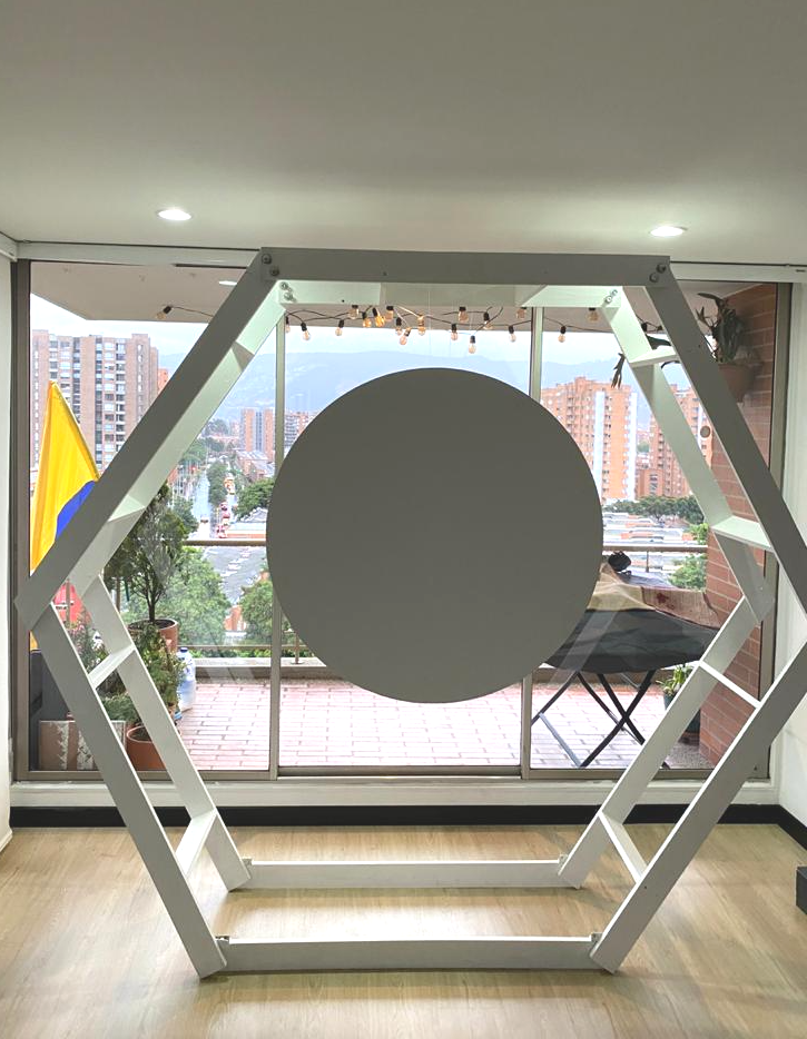 Estructura Hexagonal
Manejamos en 
(Color Blanco y Color Madera)
$150.000 Alquiler 
2.47cm Ancho
2.20m Alto
50cm Profunidad