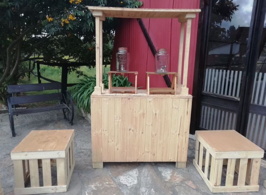 Estación de Bebidas
2.20m Altura Total
1.28m Ancho 
48cm de Profundidad  
$160.000
Guacal Gigante Color Madera
$35.000
51cm Alto
58cmX54cm