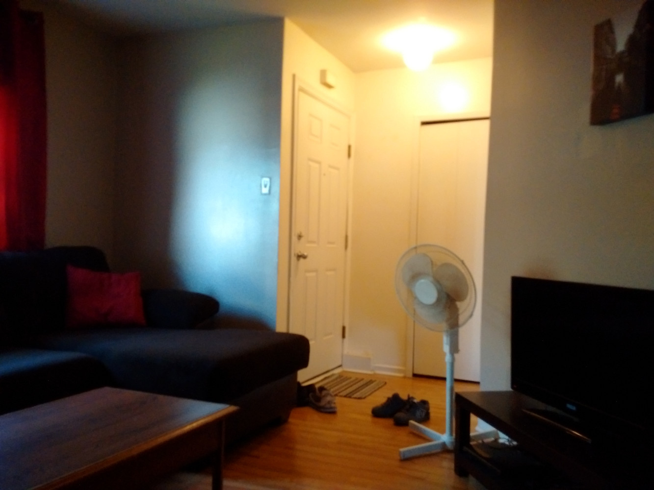 165 Queen #4 Living Room