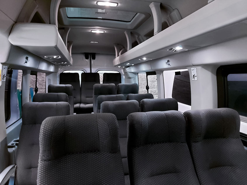 Interior camioneta para 17 pasajeros