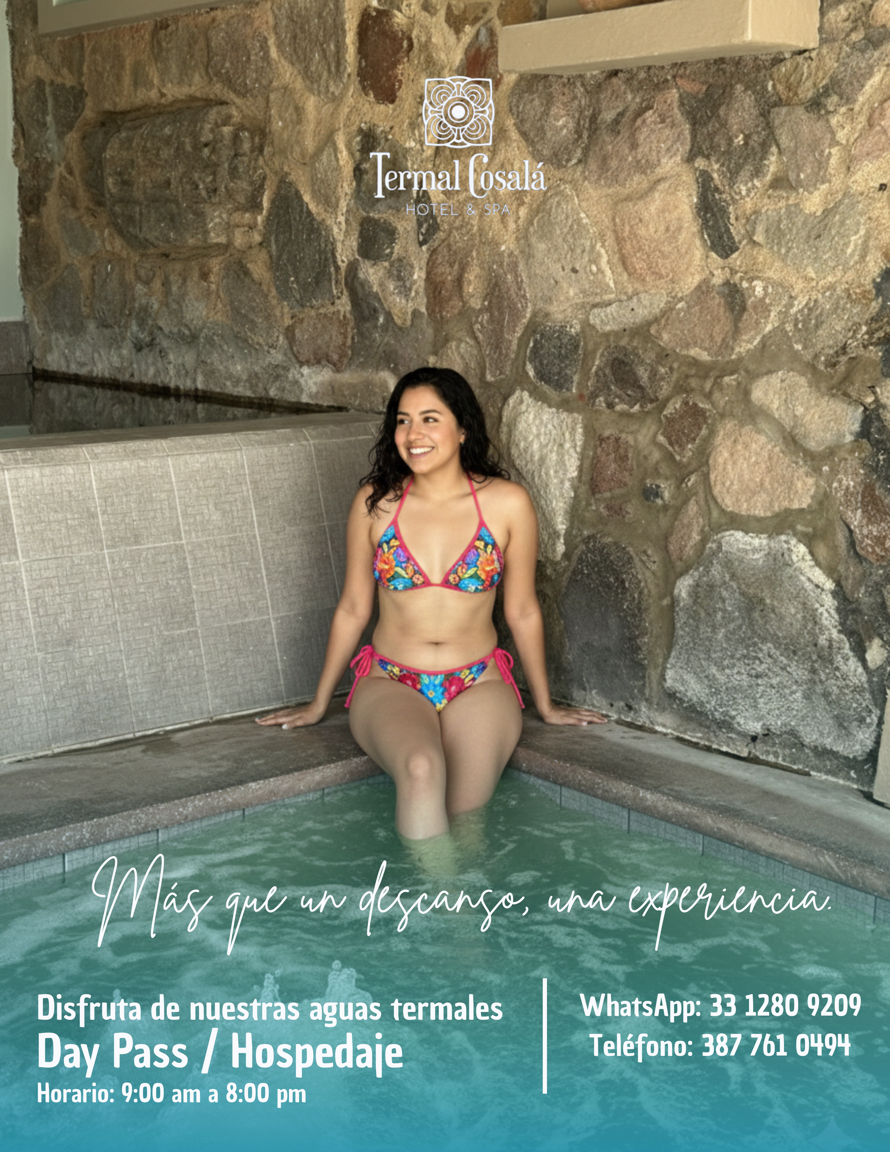 Mujer relajándose en una piscina al aire libre con flores y cascada de fondo.