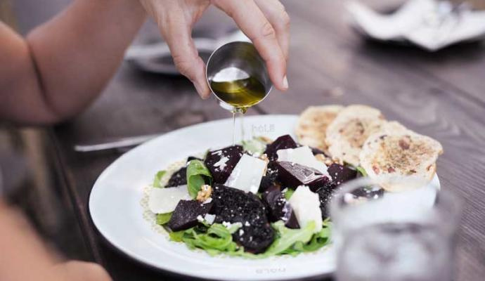 https://0201.nccdn.net/1_2/000/000/139/c47/ensalada_con_plato_hola_quita_aceite-690x400.jpg