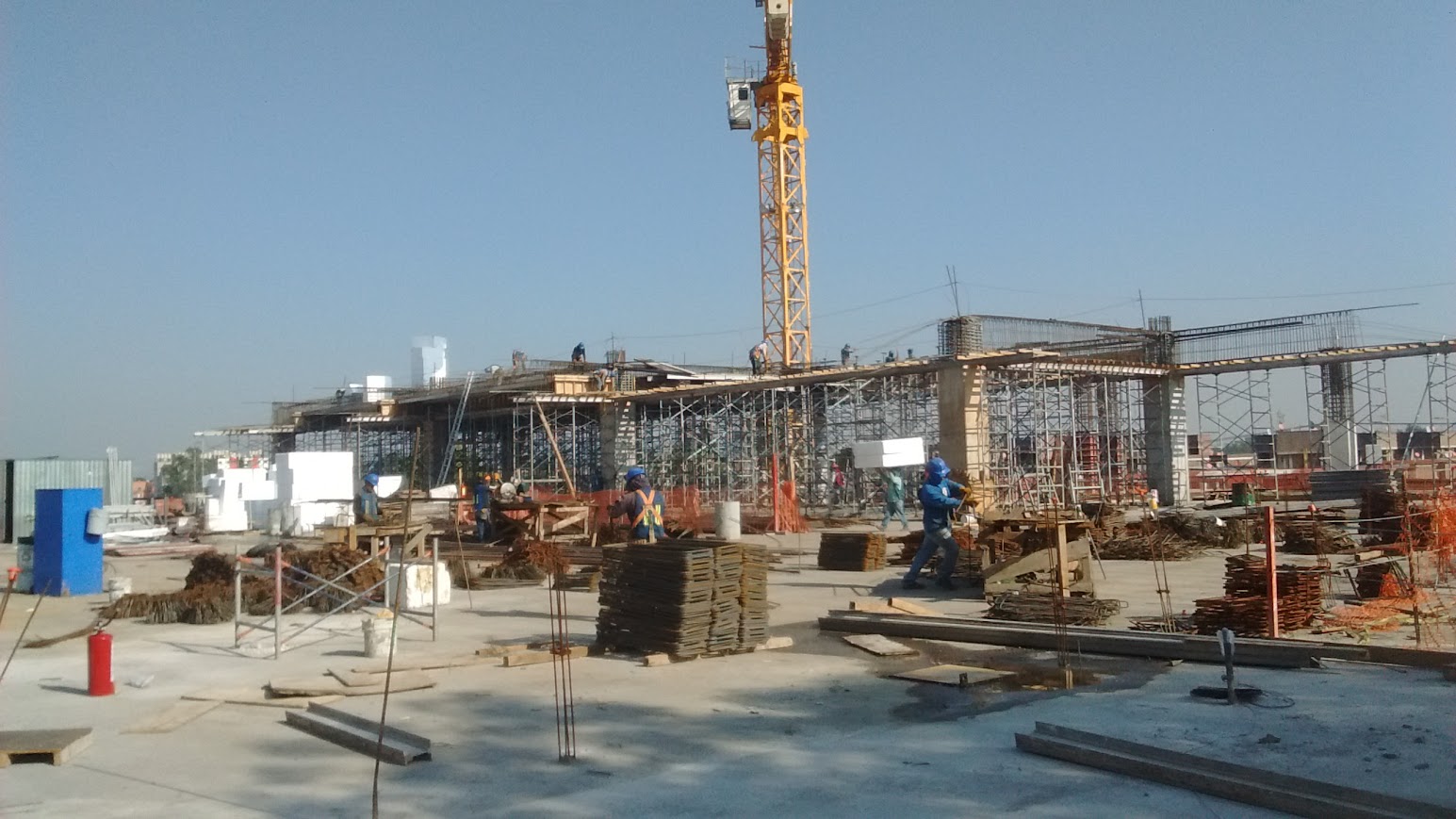 Construcción de casa moderna con piscina vacía y terraza de piedra.