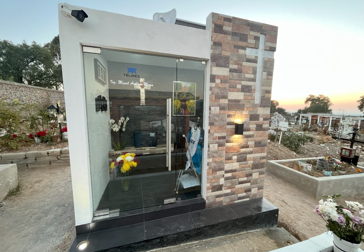 Tumba con energía solar