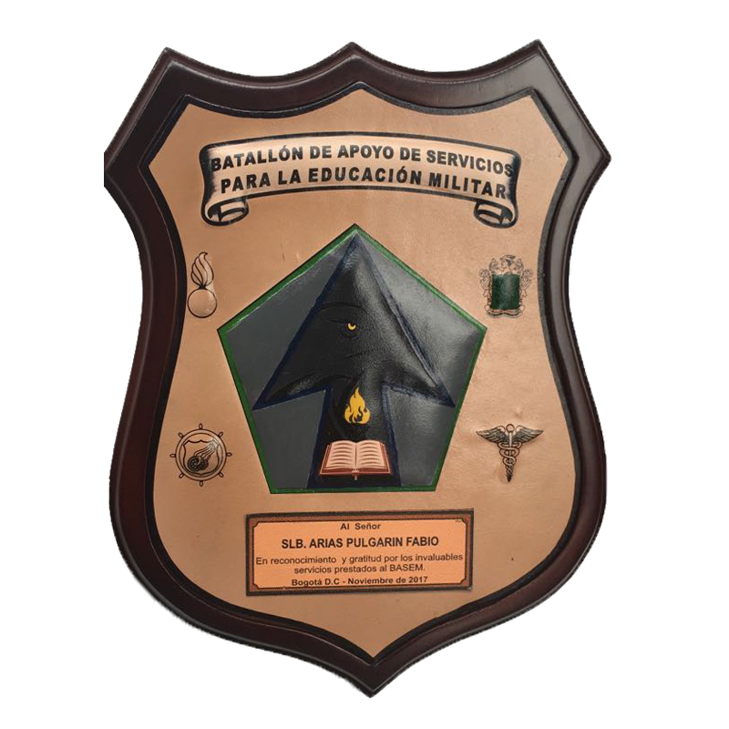 placa en cuero repujado