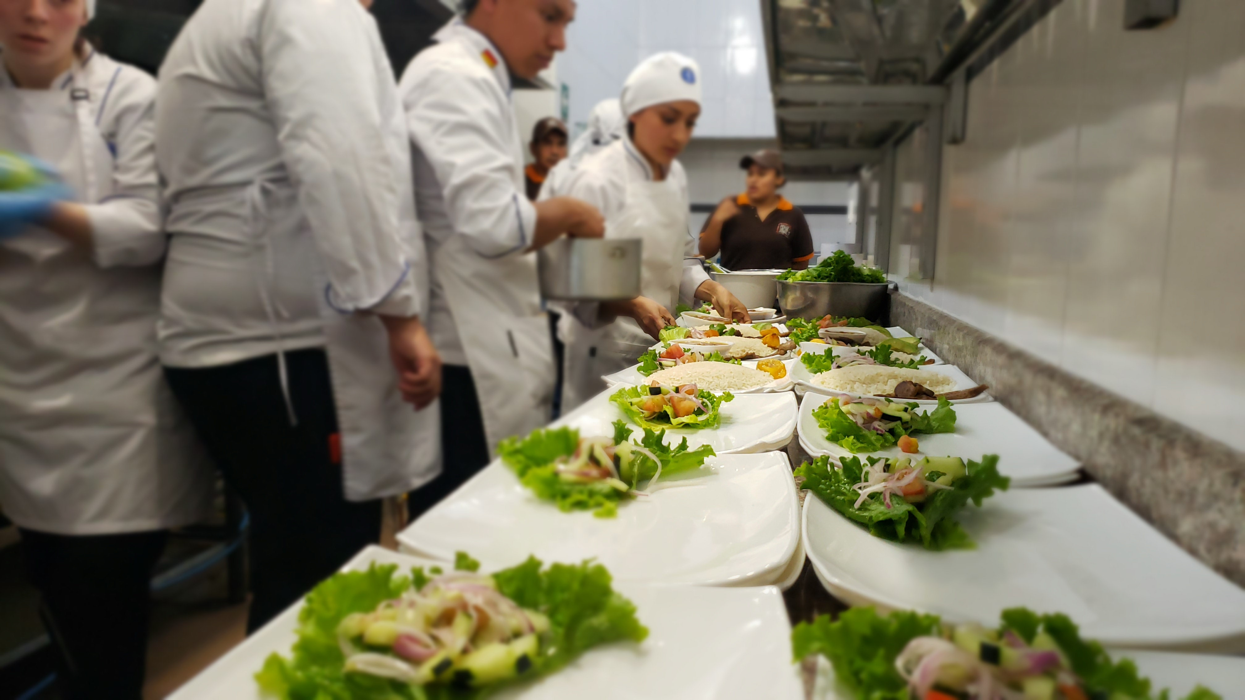 Visita San Isidro Instituto Superior - Cuenca Clase demostrativa, métodos y técnicas de preparación de la gastronomía ecuatoriana.
