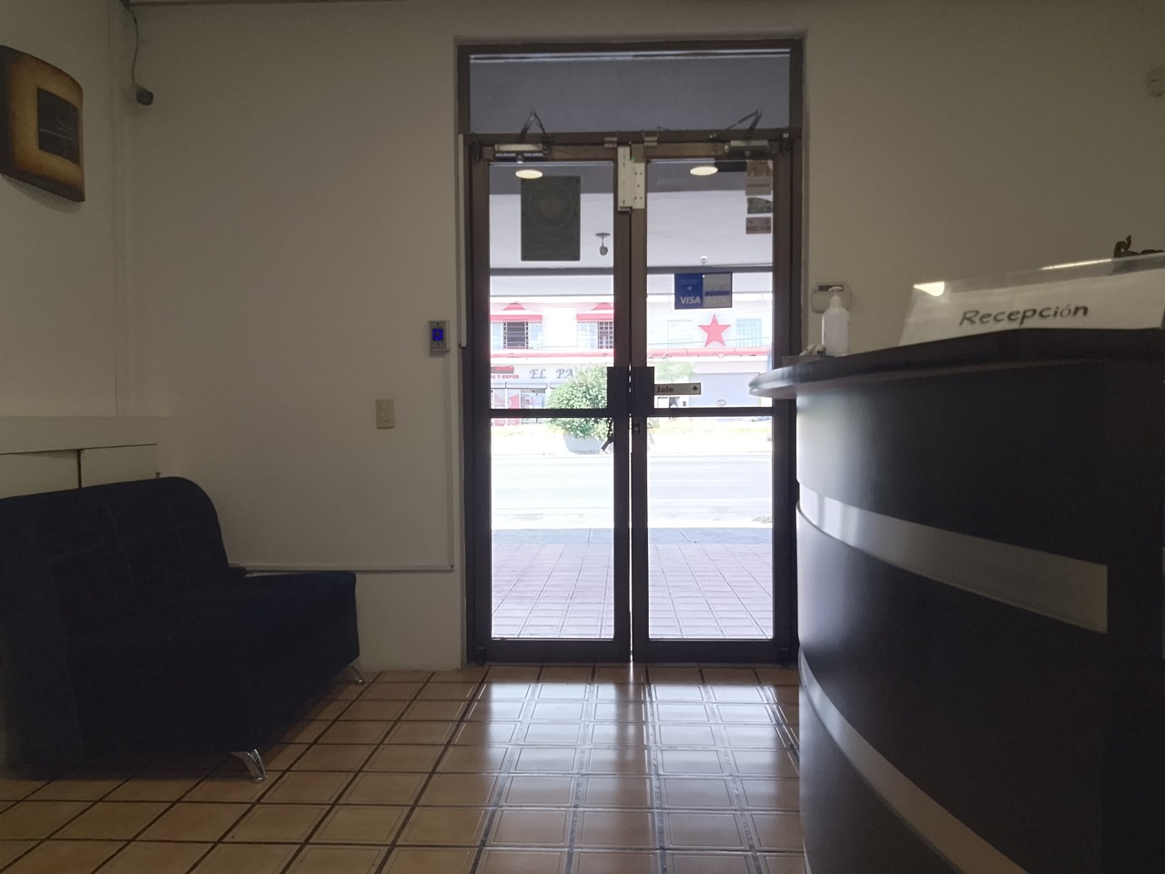 persona leyendo un libro en una mesa de madera marrón tomada durante el día persona leyendo un libro en una mesa de madera marrón tomada durante el día