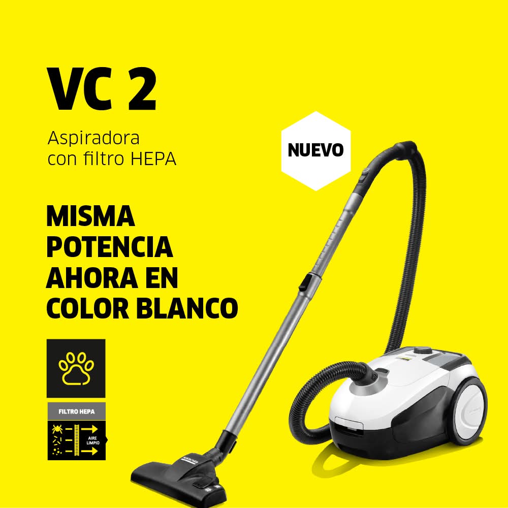 Aspiradora azul contemporánea en una sala amplia y luminosa con ventanas grandes.