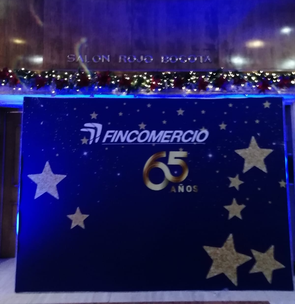 Pared Azul con Estrellas Doradas
Altura 2.20m X 3.12m
$ 280.000
Personalización en Vinilo $120.000