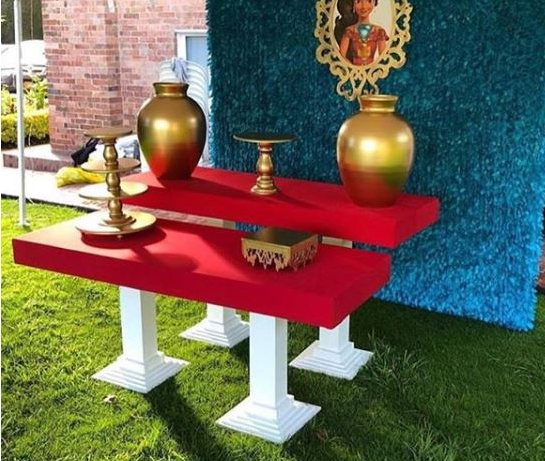 Base Redonda  para Postres
30 cm Diámetro 
$ 20.000 
Bold Medida 53 cm Altura 
$ 60.000
Base Troquelada Arabesco Pequeña 20cm X 22 cm 
$ 20.000
Base redonda para postres 
Color Dorada 4 Niveles
 Medidas: 45cm de Altura  
Alquiler $30.000