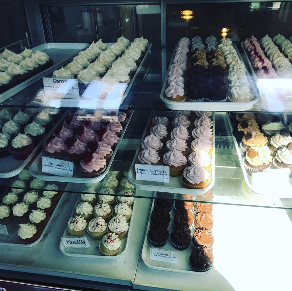 https://0201.nccdn.net/1_2/000/000/13d/887/CupcakesDisplayShelf-960x956.jpg