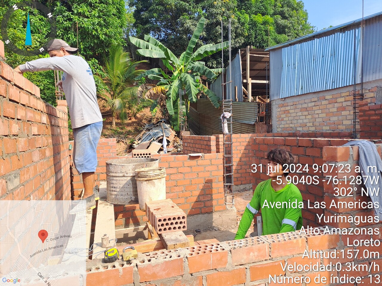 Oficina moderna con plantas en macetas y el texto 'Inversiones Verdes' en la pared. Oficina moderna con plantas en macetas y el texto 'Inversiones Verdes' en la pared.