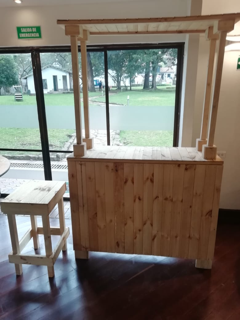 Estación de Bebidas
2.20m Altura Total
1.28m Ancho
48cm de Profundidad
Alquler $160.000