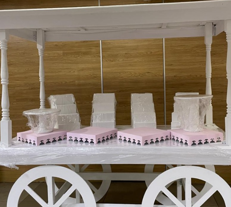 Escalera de Mesa Color blanco 30.000
Bases Planas Troqueladas
Medidas: 30cm X 30cm 
$20.000