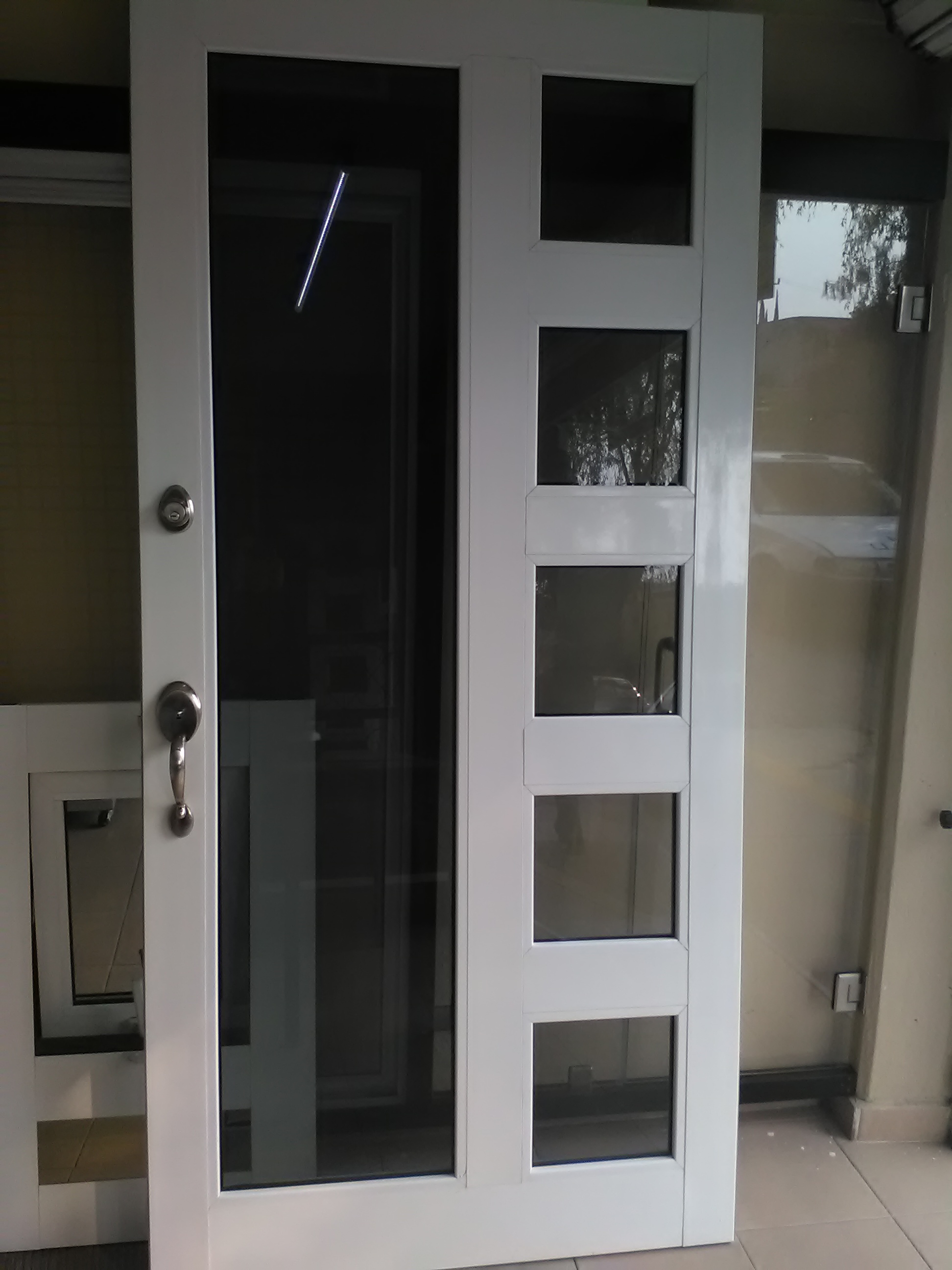 Muestra de una puerta en aluminio y vidrio.