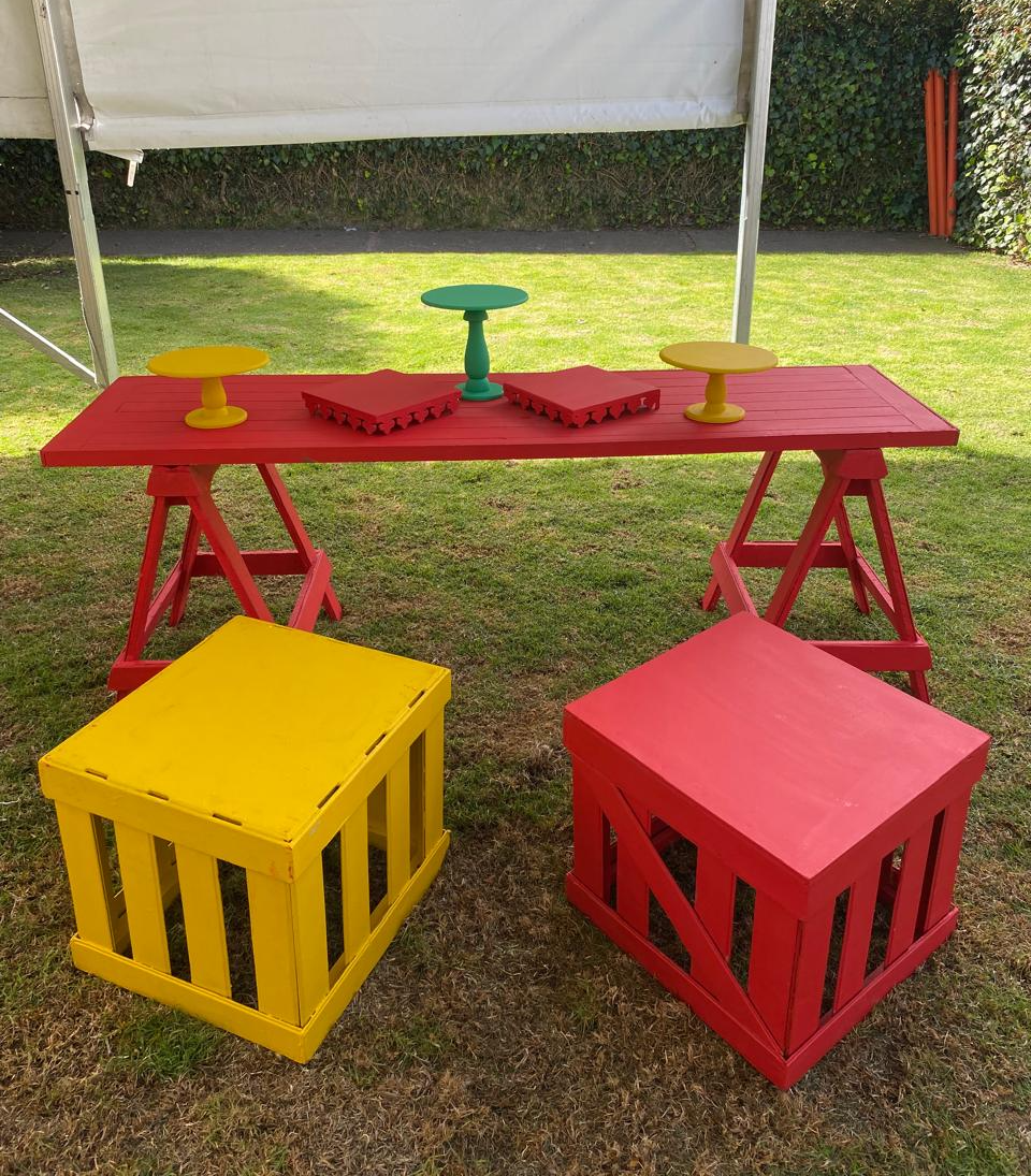 Mesa Caballete Grande Rojo
2.15Cmx82Cm Alto
$ 60.000