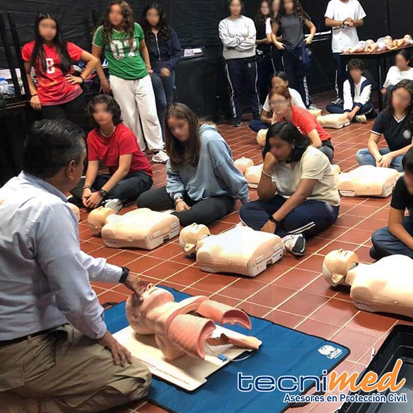 Persona con traje de protección caminando por un pasillo de servidores en un centro de datos iluminado. Persona con traje de protección caminando por un pasillo de servidores en un centro de datos iluminado.