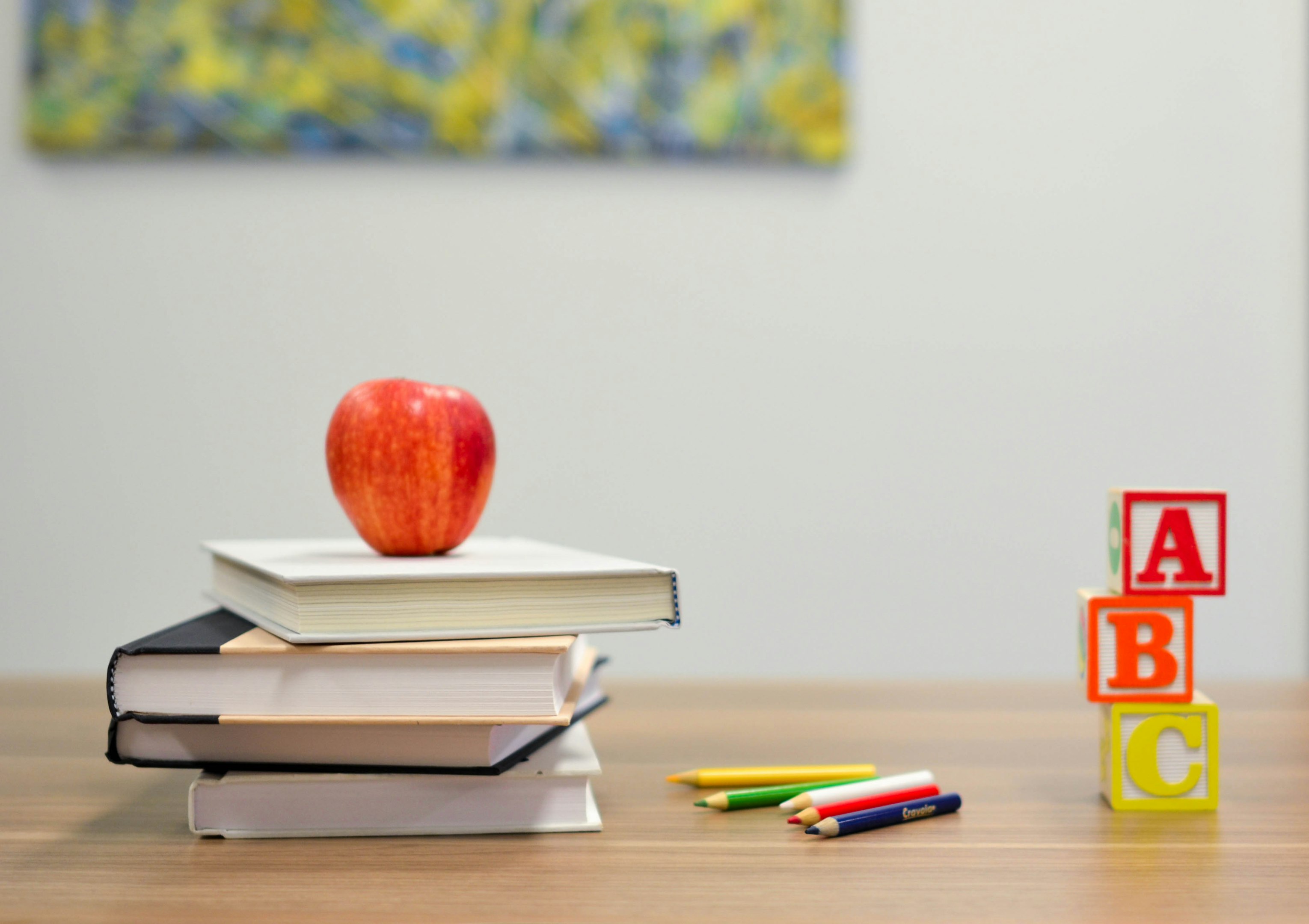manzana roja sobre cuatro libros pyle