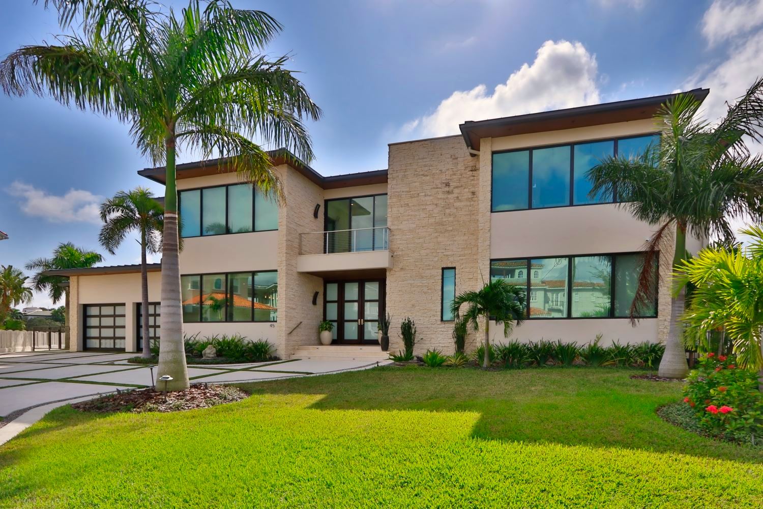 https://0201.nccdn.net/1_2/000/000/140/d2b/waterfront-contemporary-home--1-.jpg