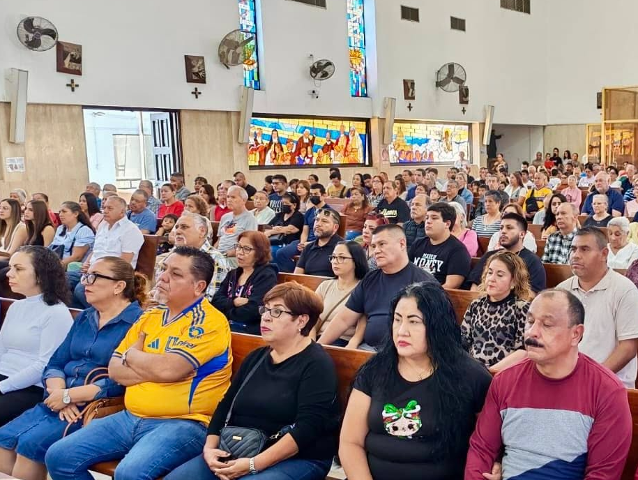Dos hombres analizan datos en dos monitores con gráficos y mapas en una oficina moderna bien iluminada.