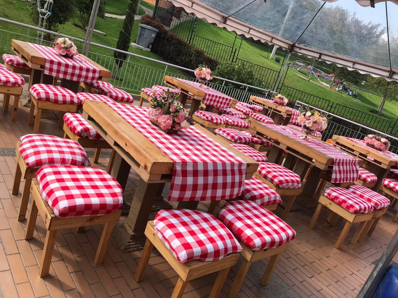 Picnic Alta + 8 Bancas + 8 Cojines
1 Camino de Mesa
1m x 1.17cm c/u
Alquiler
$ 140.000