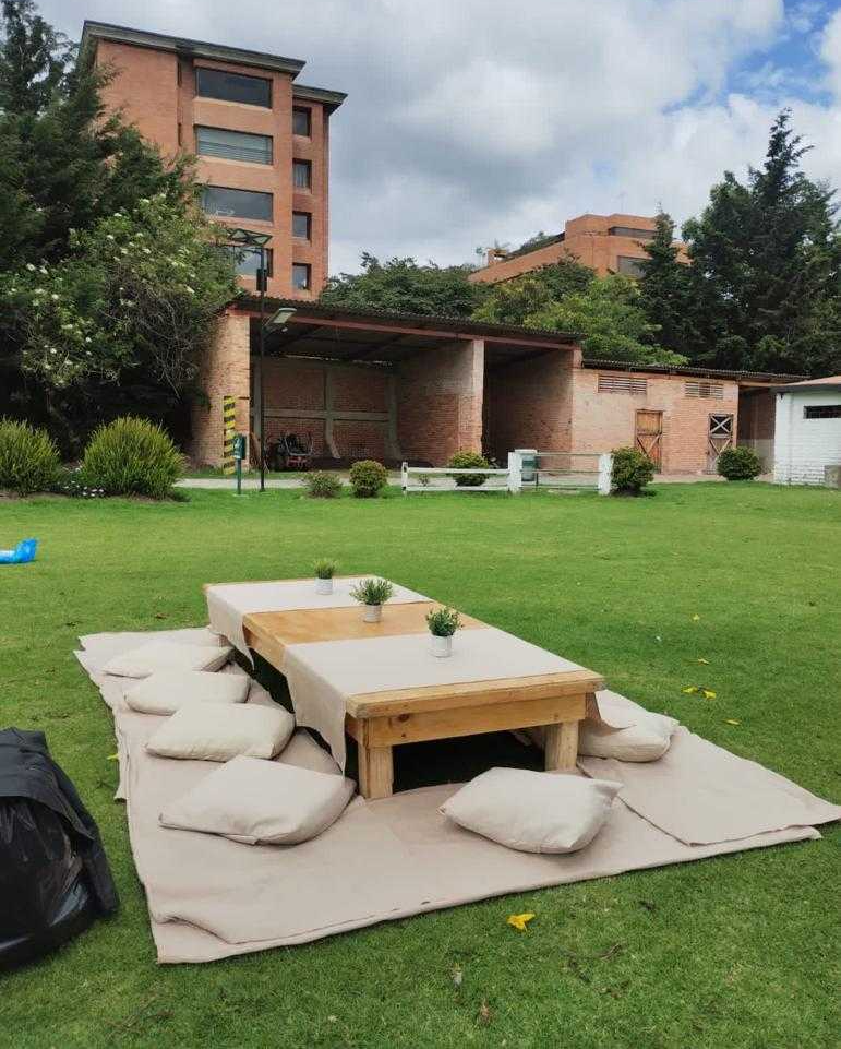 1 Mesa Rectangular color Madera
2.20m x 1.04 por 90.000
10 cojines 50.000
6 Mantas 25.000
2 Camino de Mesa 20.000
Precio Combo
Alquiler $ 160.000