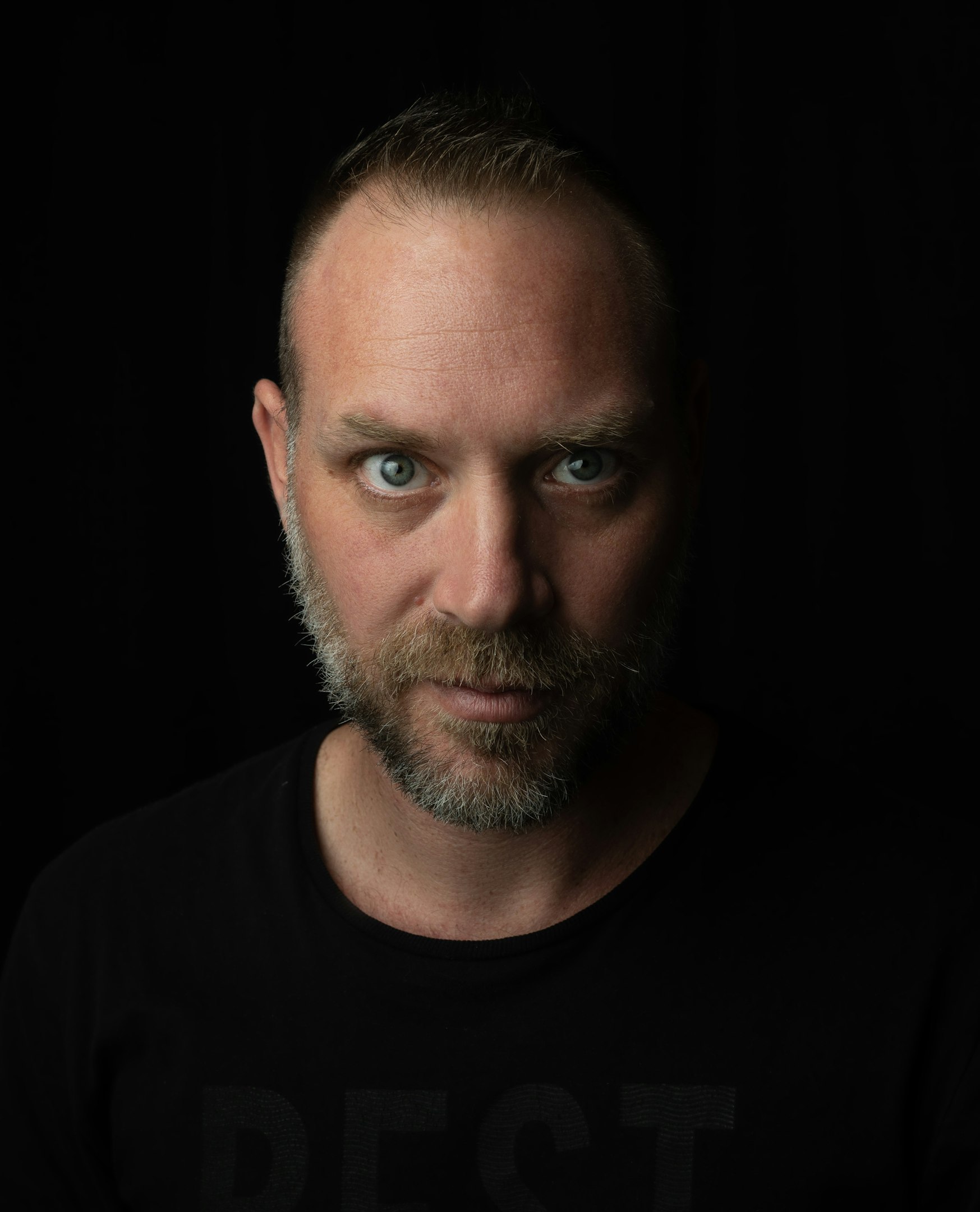 mujer sonriendo con bufanda marrón y abrigo granate en campo de nieve