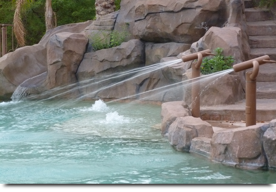 Pool with spray guns||||