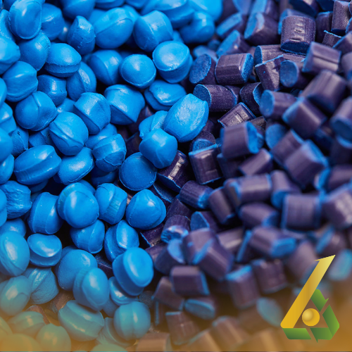 Primer plano de gránulos plásticos azules y morados, textura detallada.