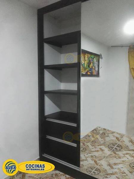 Closet de puertas corredizas con espejo color Wengue Oscuro