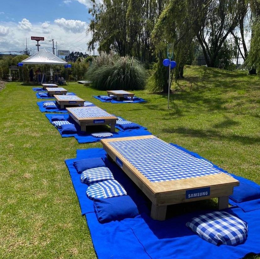 1 Mesa Rectangular color Madera
2.20m x 1.04 por 90.000
10 cojines 50.000
6 Mantas 25.000
2 Camino de Mesa 20.000
Precio Combo
Alquiler $ 160.000