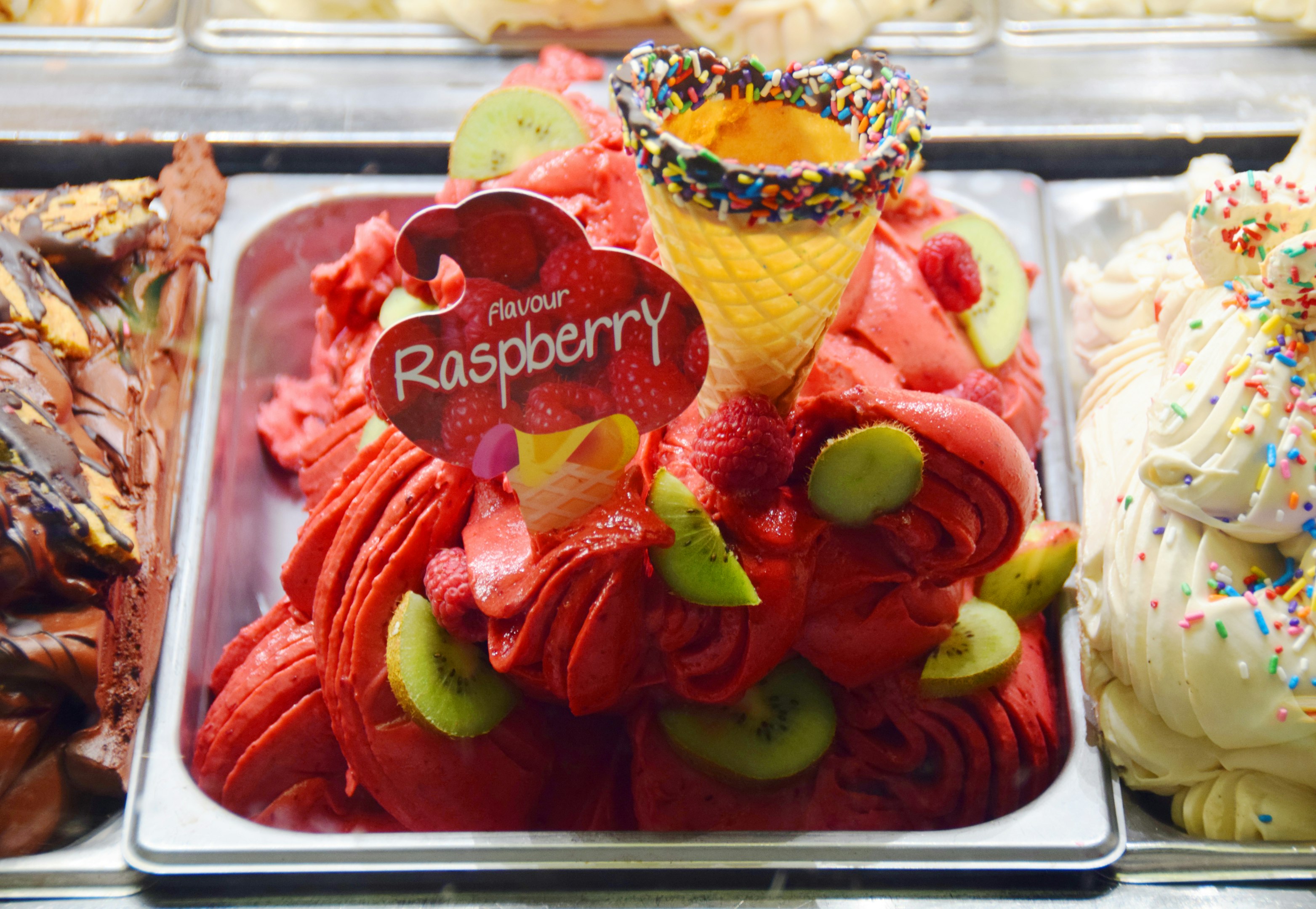 postre de frambuesa rojo en bandeja gris