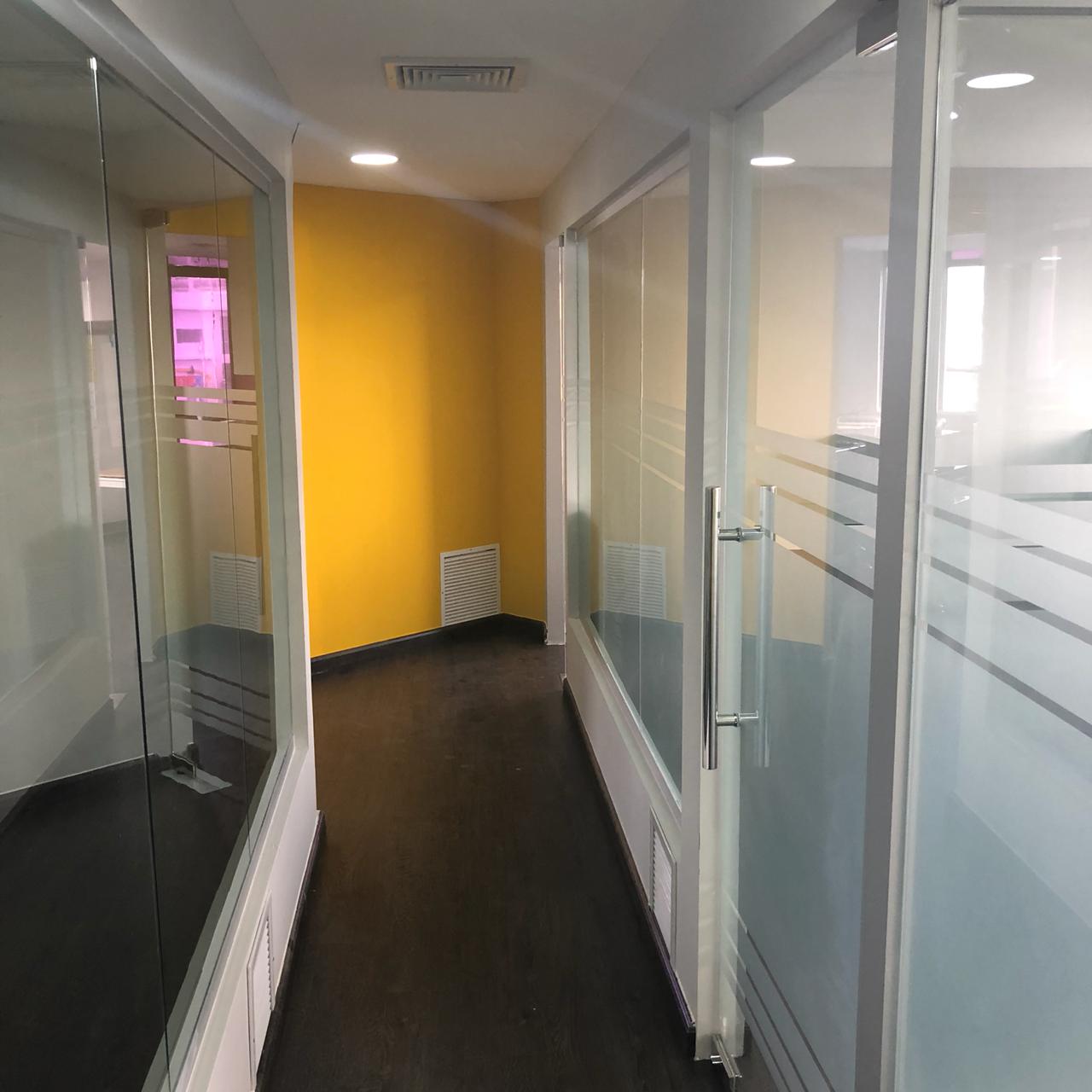 Emely Tours
Pisos en madera, divisiones en vidrio y sheetrock, pisos en madera