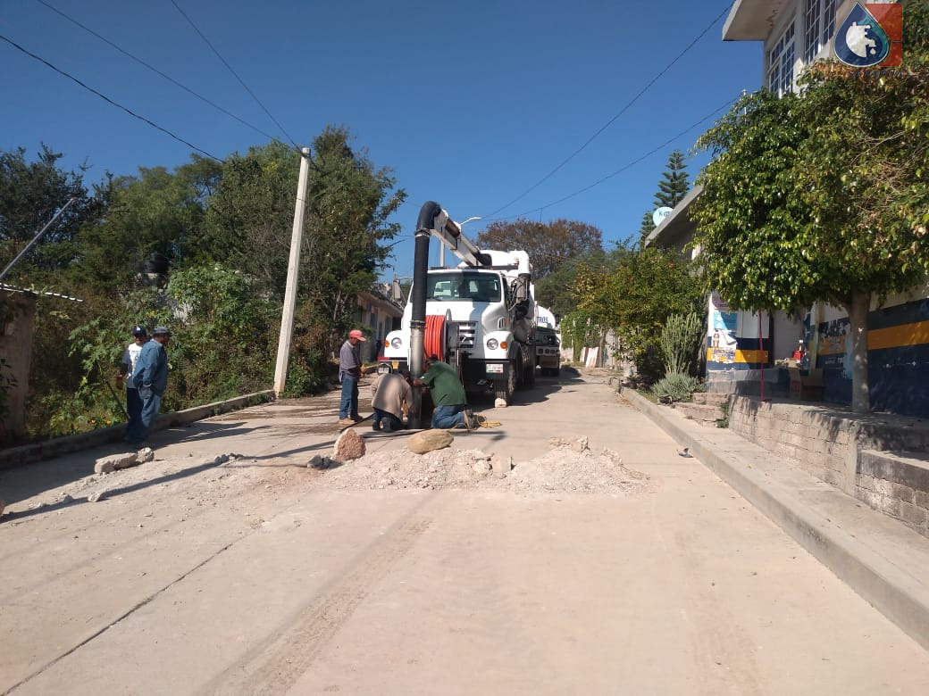 DESASOLVE DE POZOS DE VISITA EN LA C. AZUCENAS ESQ. EL PALMAR, COL. LAZARO CARDENAS 1a. SECC.