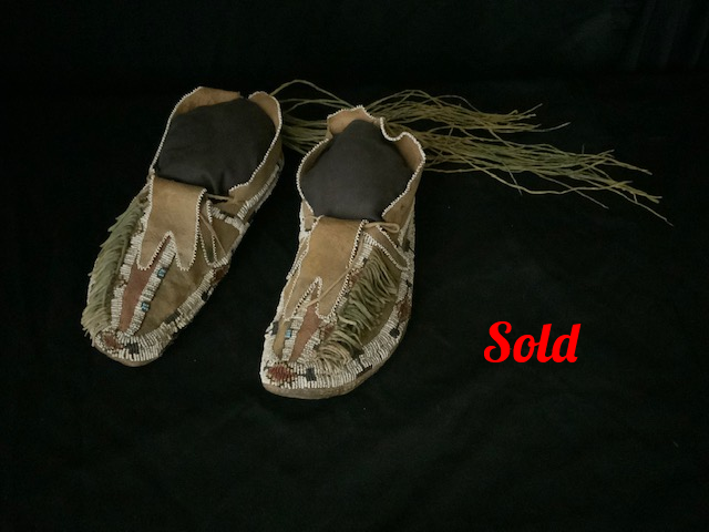 PRODUCT PROFILE :
Product No. : #11245
Description : Southern Plains
Moccasins with Fringe