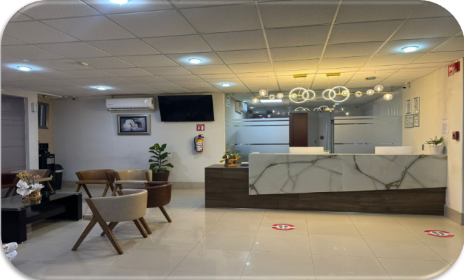 Médico operando máquina de ecografía Doppler color mientras una paciente se recuesta, con imágenes en dispositivos electrónicos.