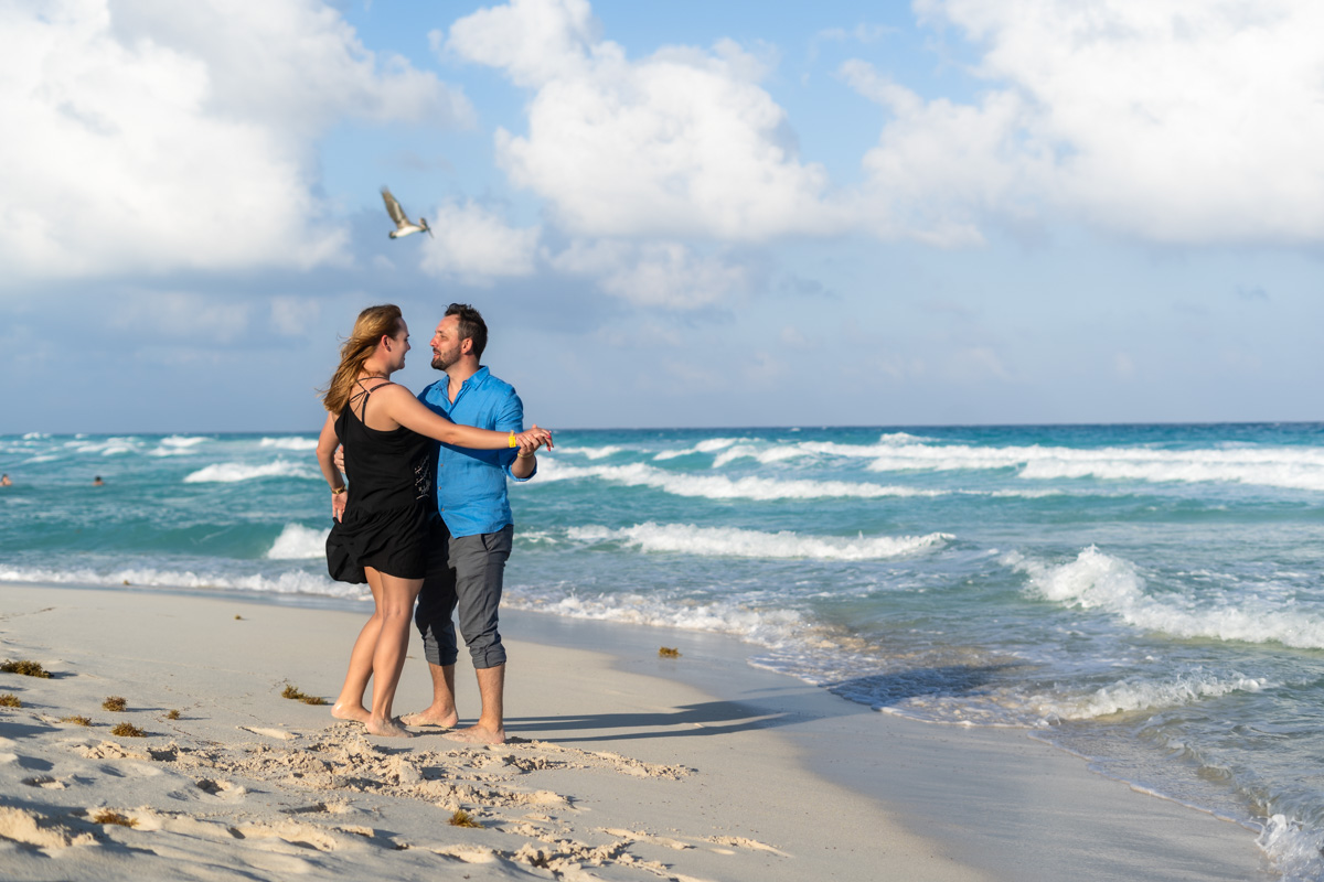 https://0201.nccdn.net/1_2/000/000/145/1b9/mariachi-surprise-playa-delfines-cancun-couple-session-lux-artif.jpg