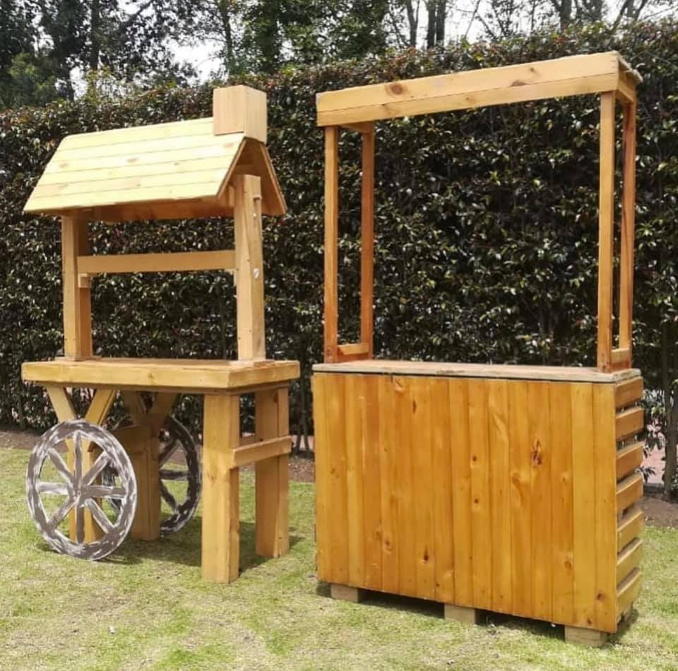 Carreta de Madera Natural 
Medidas: 1.24cm X 2.18cm 
Alquiler $160.000
Estación de Bebidas
2.20m Altura Total
1.28m Ancho 
48cm de Profundidad  
$160.000