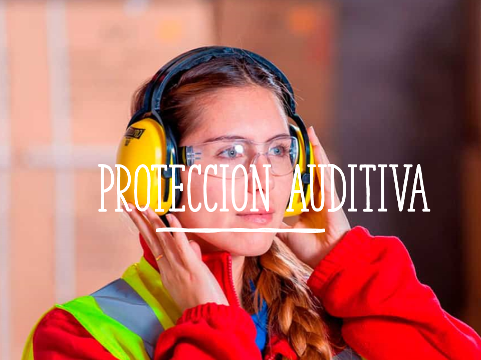 Mujer con gafas de seguridad y auriculares protectores amarillos, texto sobrepuesto 'PROTECCIÓN AUDITIVA'.