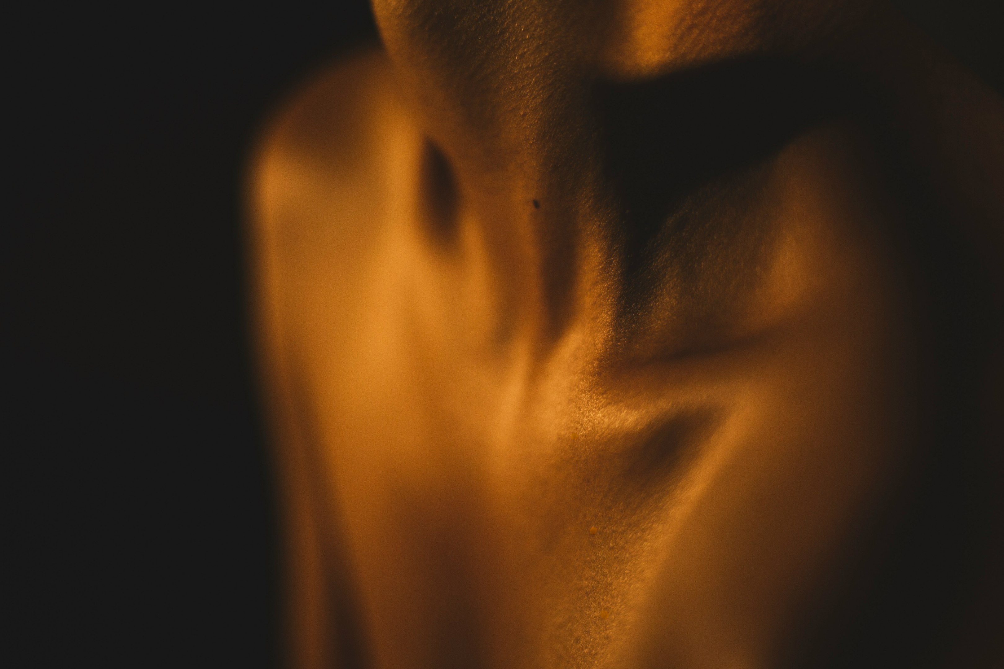 una foto borrosa del torso de una persona