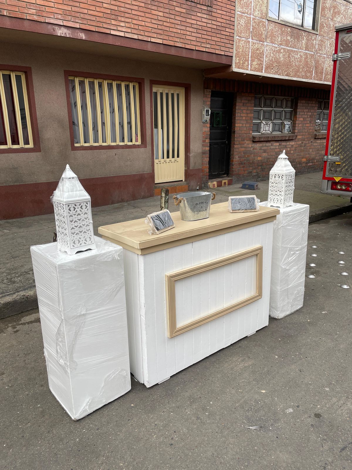 Modulo de Barra 
Mesa solo interior
 1.03M Alto
45cm Profundidad
1.27M Ancho
$150.000
 Alquiler