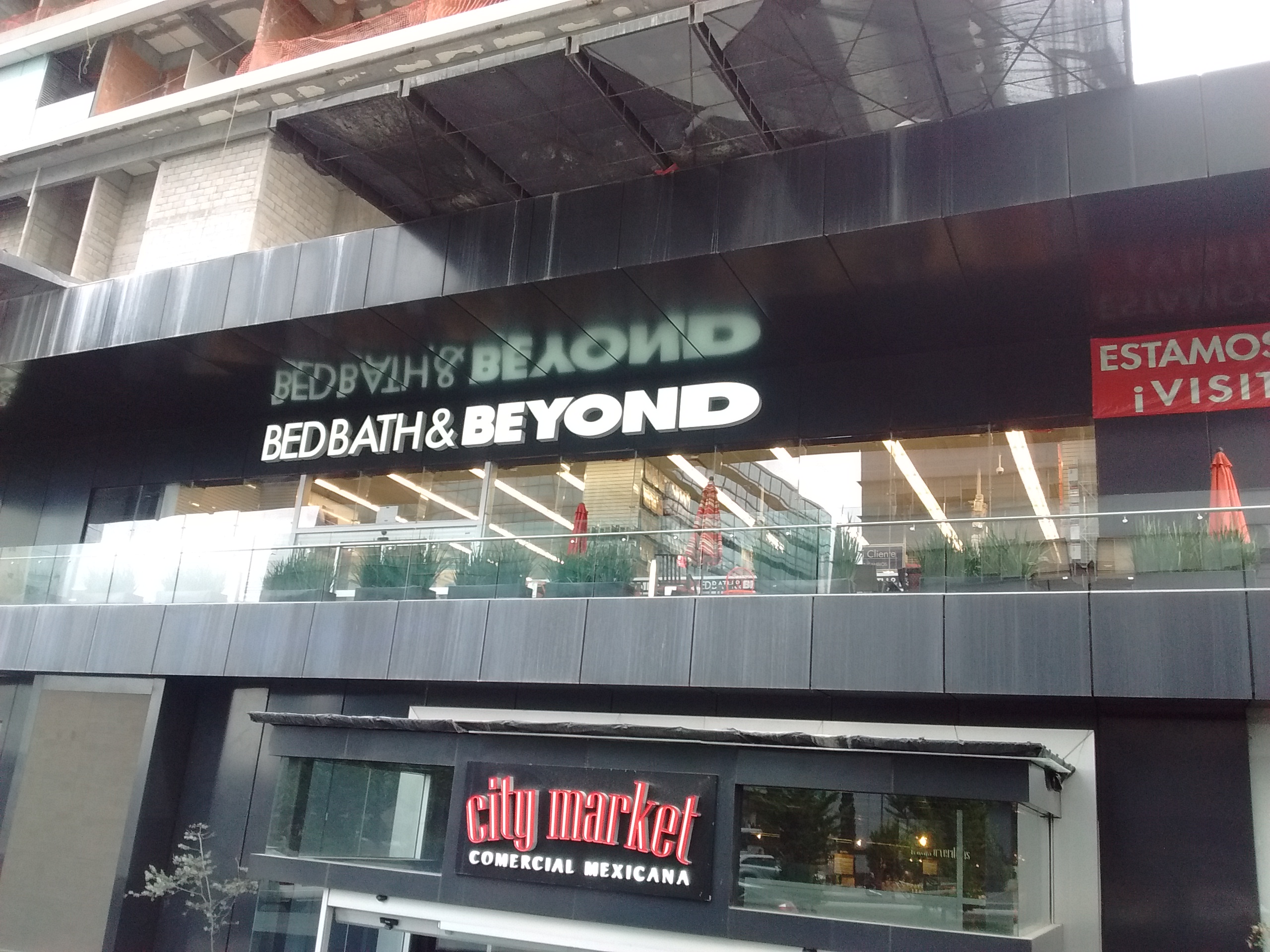 Fachada y barandal de acero inoxidable con vidrio en tienda Bed Bath & Beyond - Metepec, Toluca.