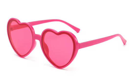 Herzförmige Sonnenbrille für Kinder. Dunkle Brille für Mädchen – transparente Rahmenfarbe. Rote Farbe