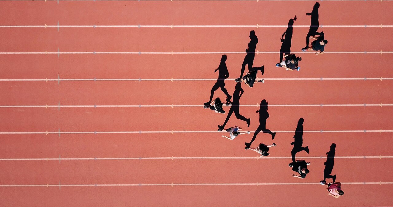 grupo de personas corriendo en estadio