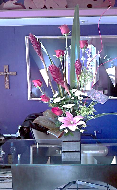 Arreglo A8 de 6 rosas rojas con una lilie y tres hawaiyanas.
$ 600