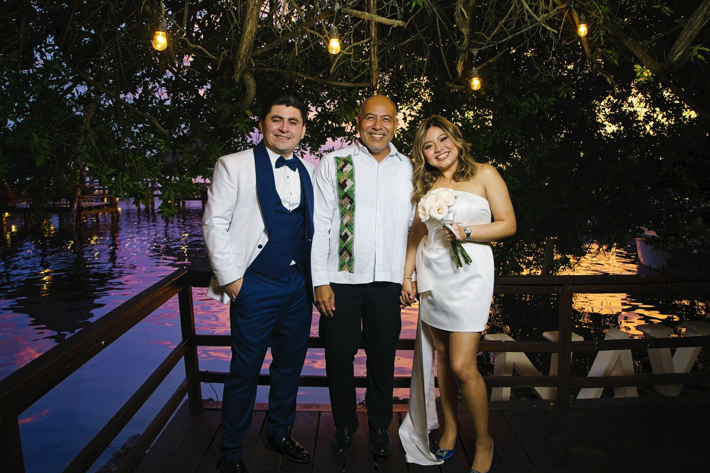 https://0201.nccdn.net/1_2/000/000/146/73b/luxartifices-wedding-navios-cancun-bride-and-groom-sunset048.jpg