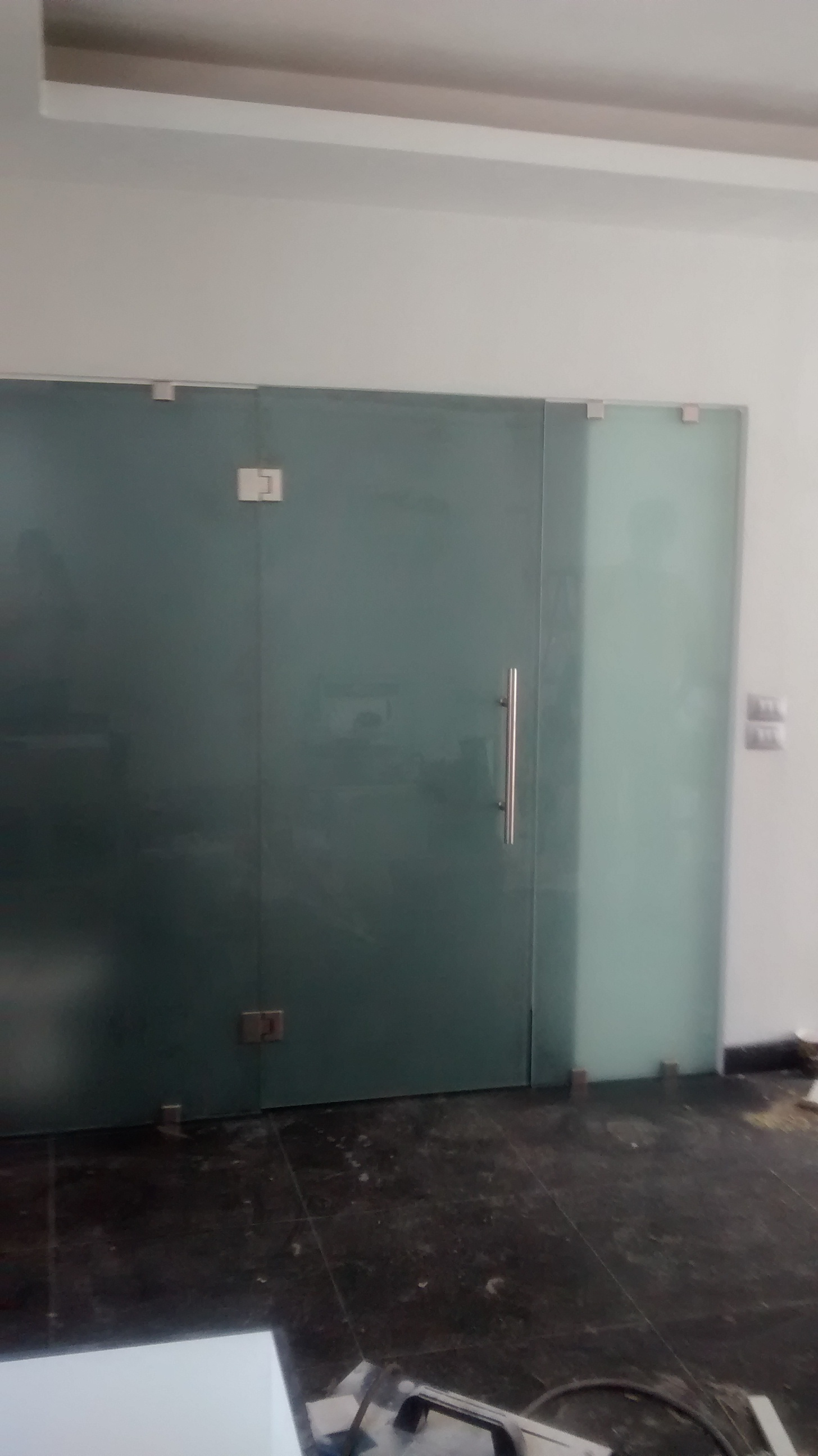 Cancel de baño fijo y puerta abatible con cristal templado esmerilado verde tintex de 9mm