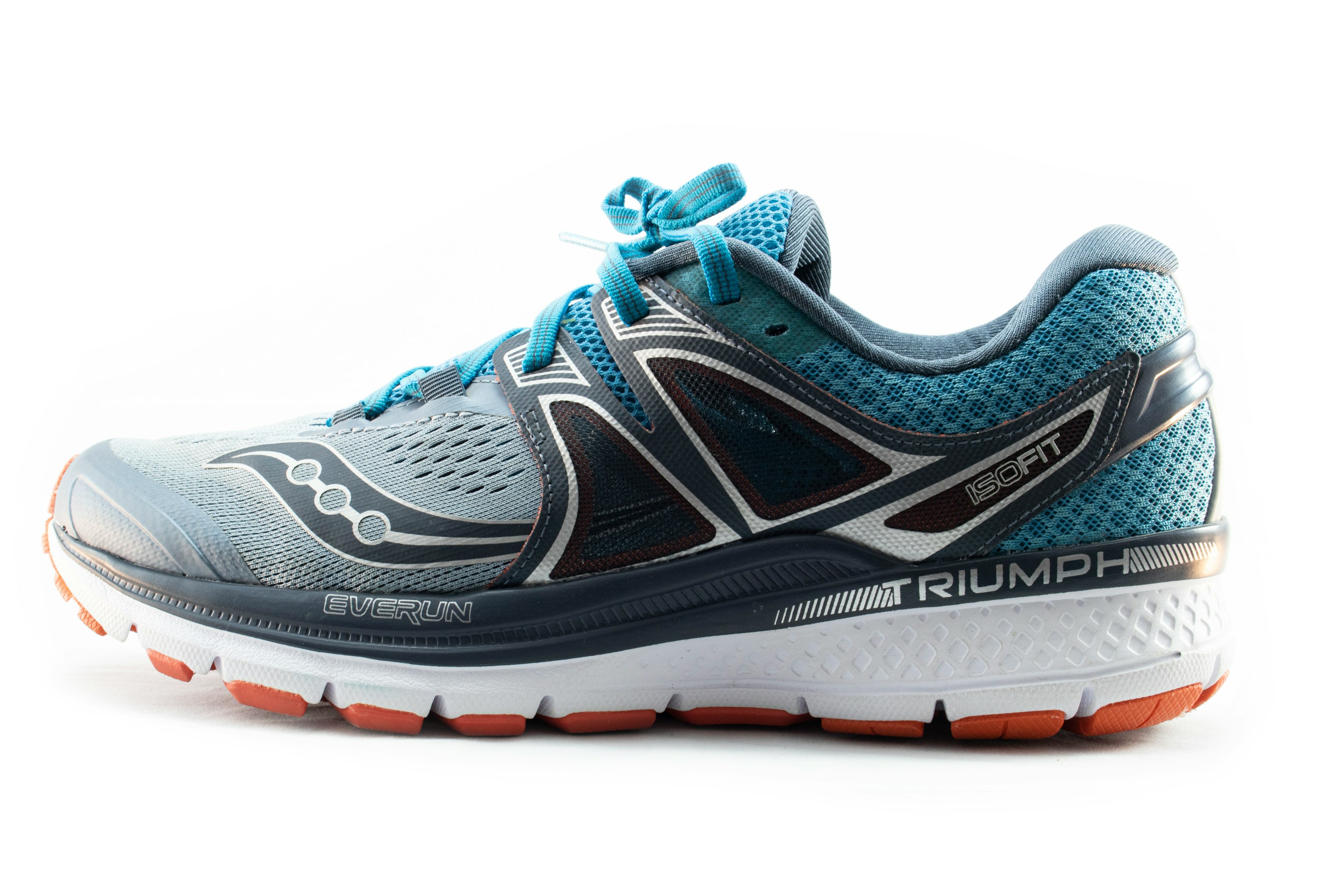 un primer plano de un zapato sobre un fondo blanco